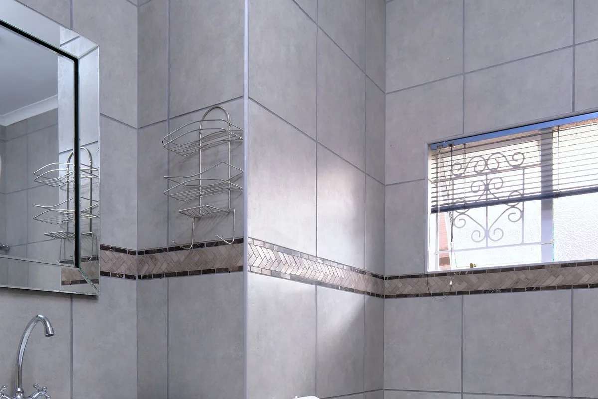 Fayans kaplamalı banyo ve lavabo alanı
