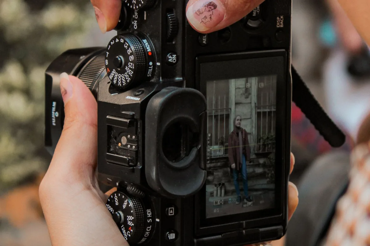 Fotoğraf makinesini çekime hazırlayan eller; temsili fotoğraf